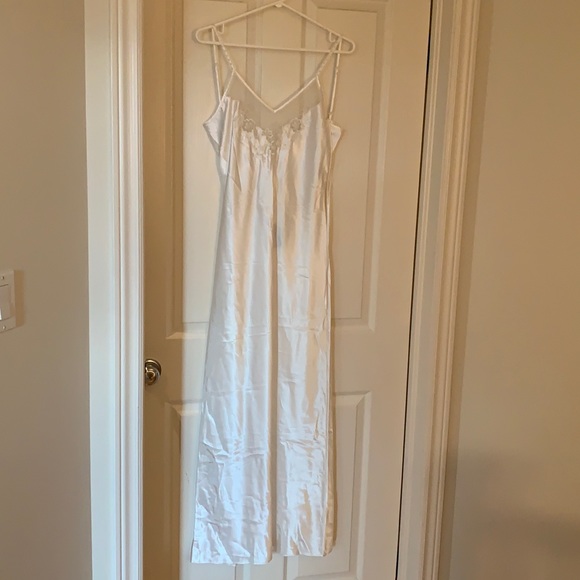 🌟HP🌟NWT Lingerie White Night Gown - size M - Picture 1 of 9